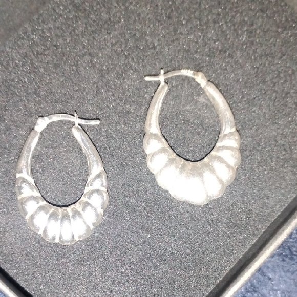 Elegant Silver Hoop Earrings Different Sizes - Picture 6 of 6